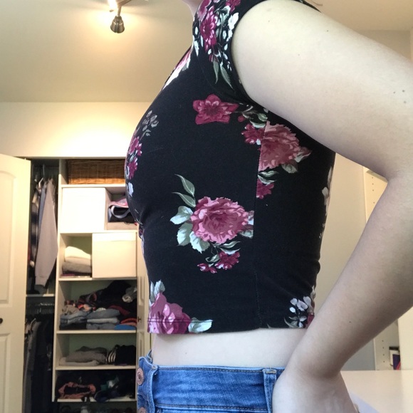 flowered top with crossed back detailing! - Picture 2 of 3